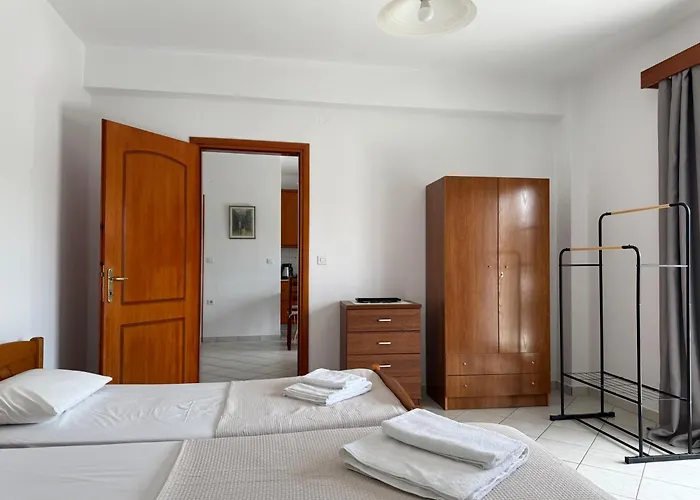 White - Town * Λιμένας